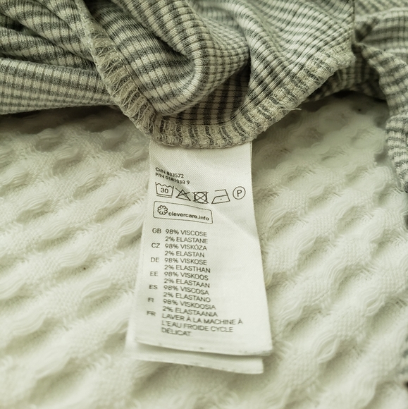 H&M gray white pinstripe scoop neck tee 12 - Picture 3 of 3